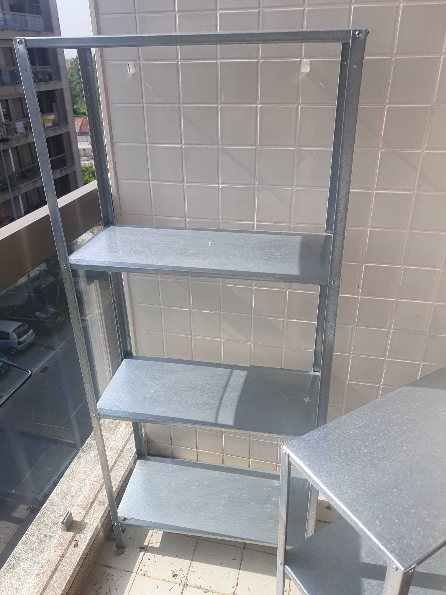 Estantes Hyllis com capa proteção