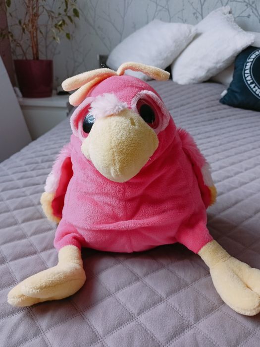 Maskotka ptak różowy siedzi