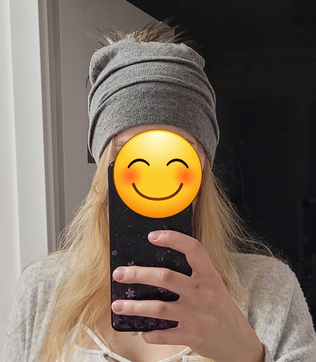 Szara czapka z pomponem z kaszmiru