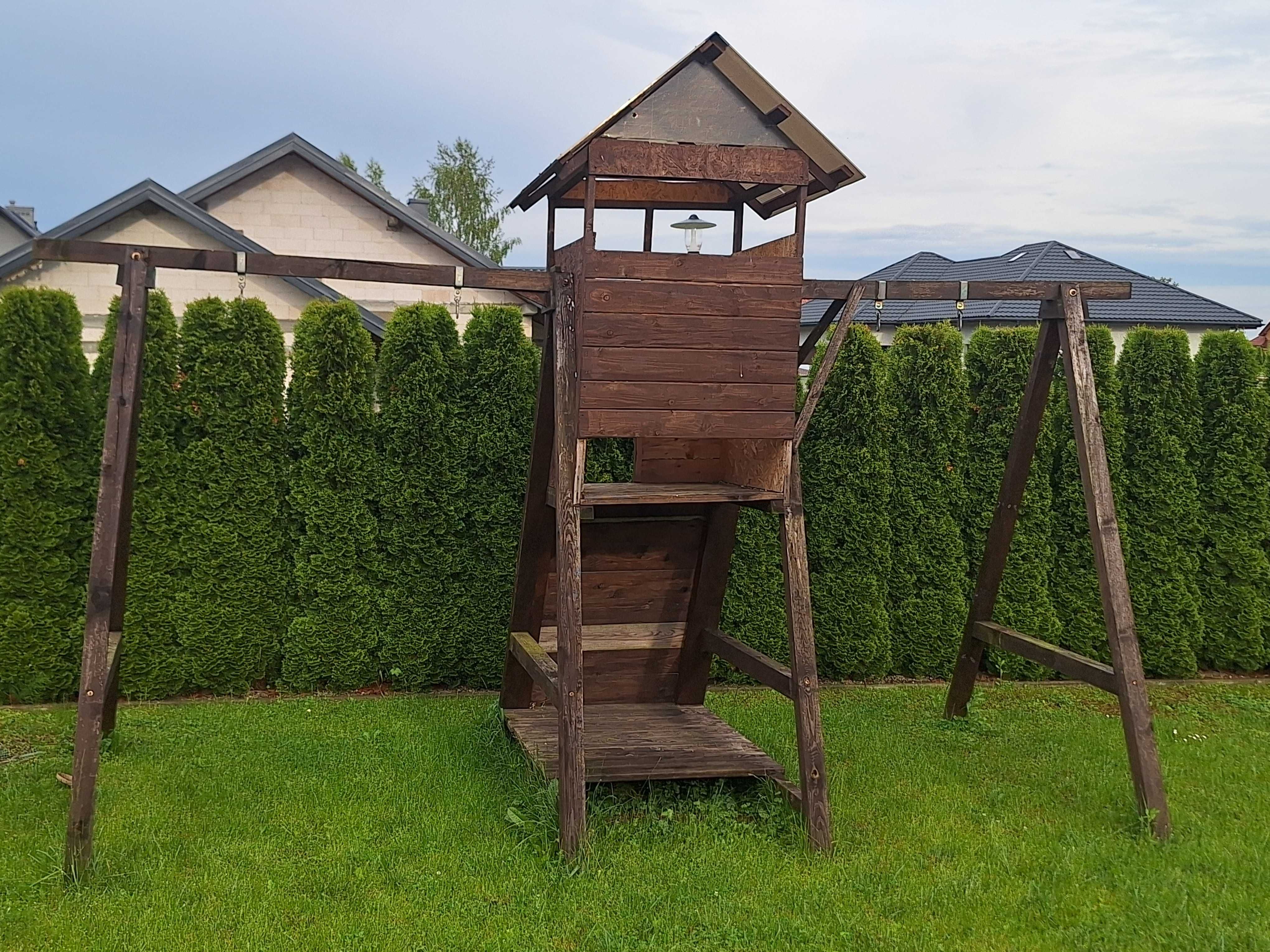 Domek plac zabaw dla dzieci z miejscami na huśtawki i piaskownicę