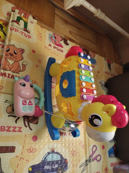 Zabawka konik i grający telefon na baterie