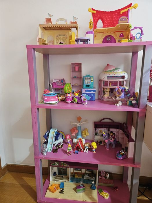 Conjunto de pinipons e playmobil