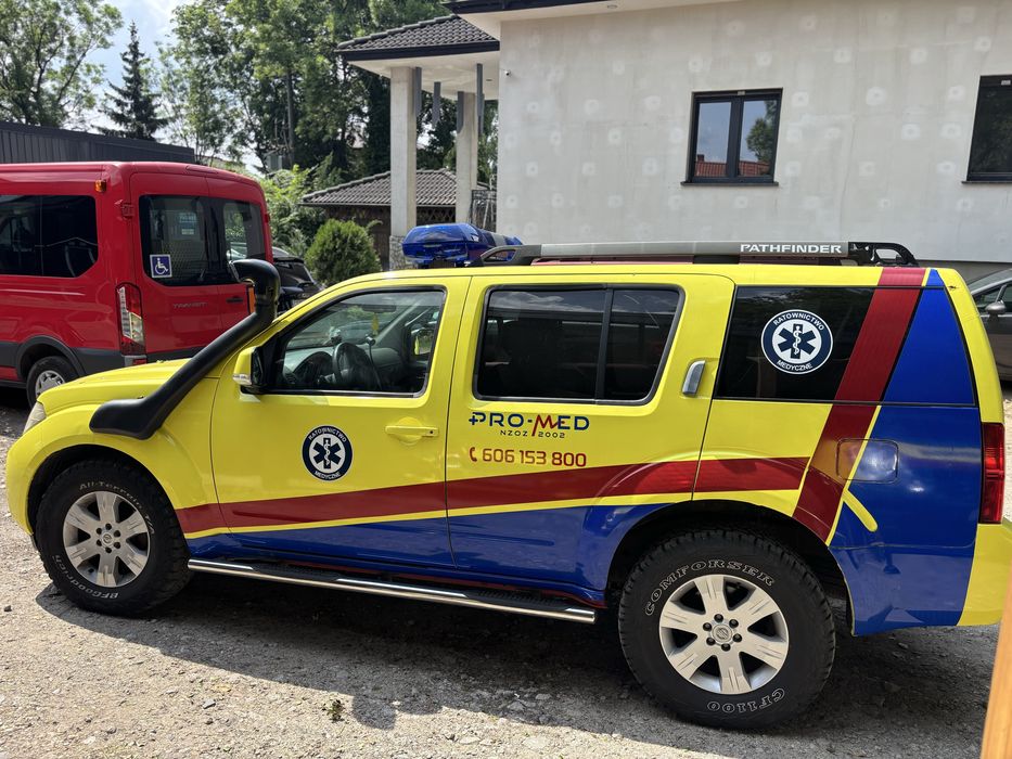 Nissan Pathfinder karetka ambulans 2010 rok