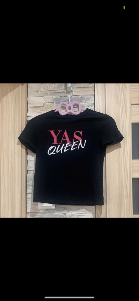 Czarna koszulka z napisem yas queen