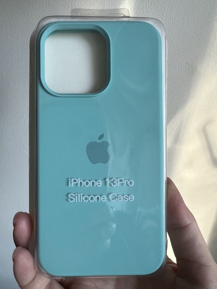 Голубой чехол на iPhone 13 Pro.