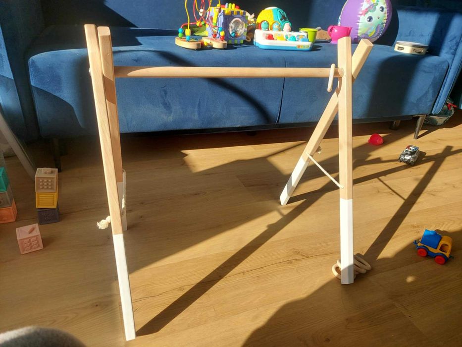 Stojak edukacyjny drewniany Baby Gym60cm x 60cm z 5 kółeczkami