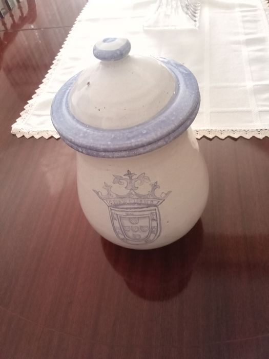 Pote em louça decorativa brasonado