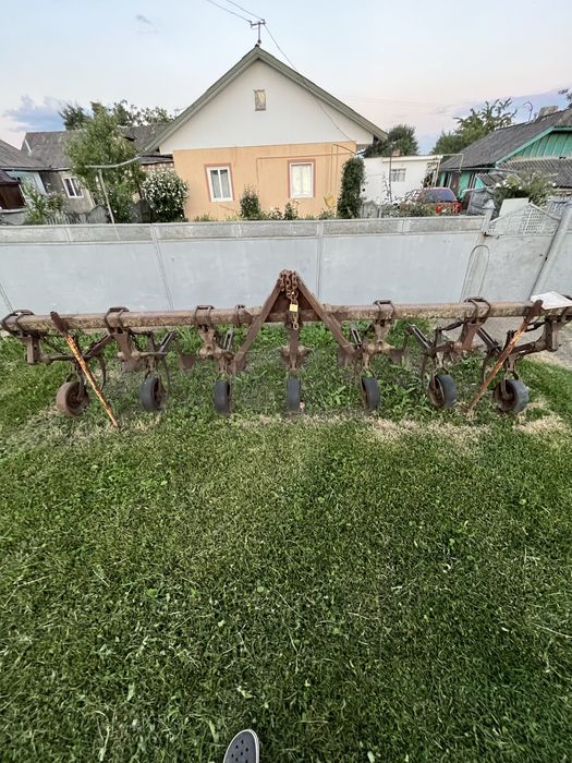 Трактор ЮМЗ 6 з прицепом, культиватором і марком