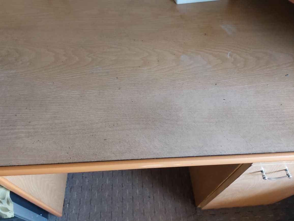 Biurko pod komputer, stolik z wysuwaną klawiaturą