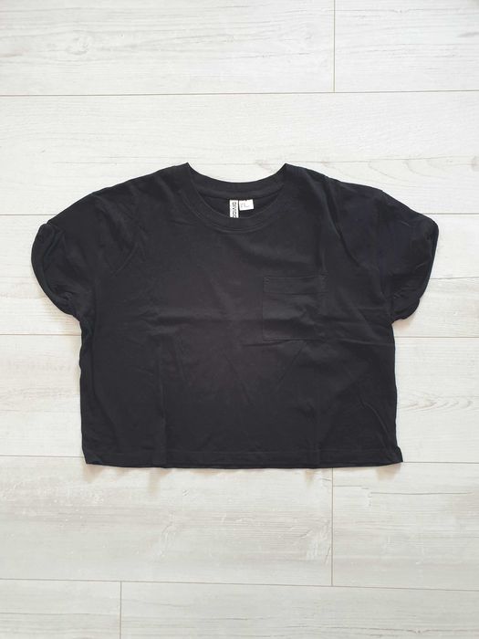 czarny crop top z małą kieszonką