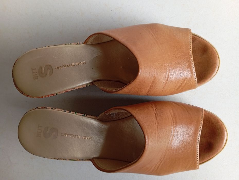 Klapki But-S na kolorowym koturnie