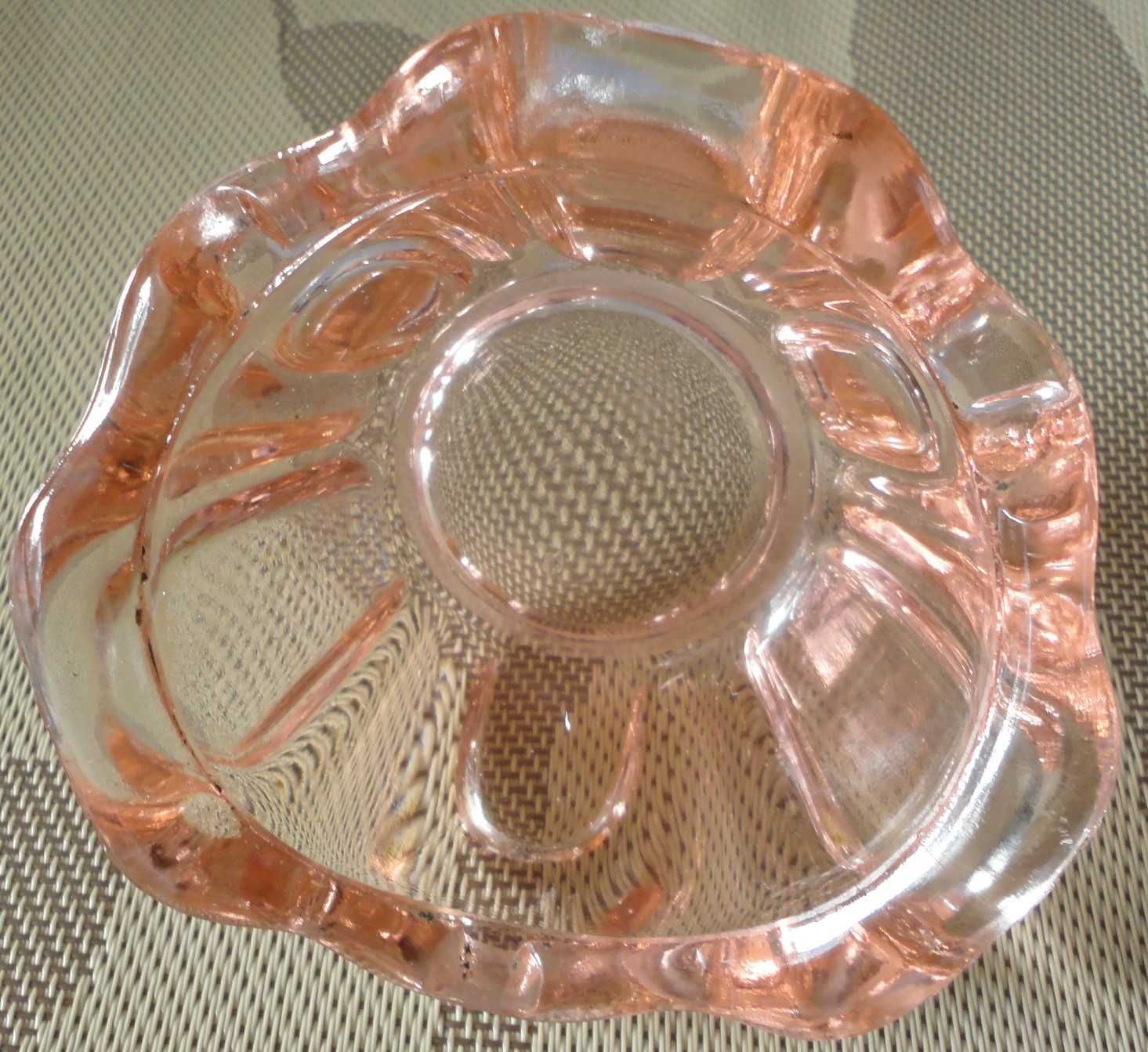 Piękna różowa szklana popielniczka.