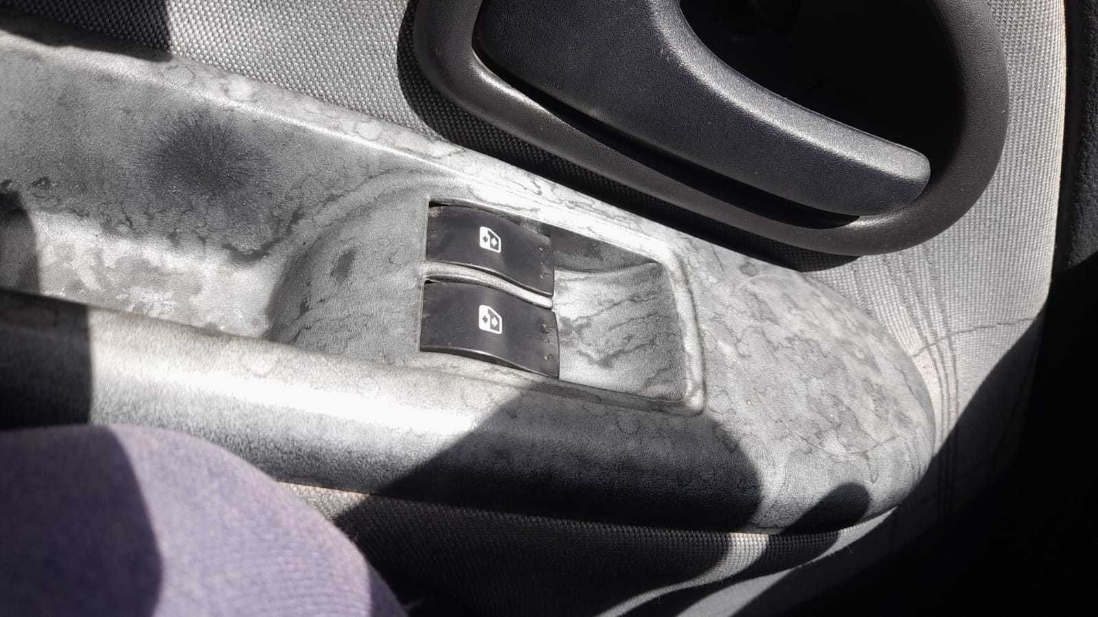 Renault Clio com motor avariado