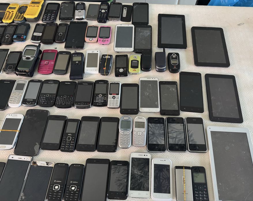 Lote 116 telemóveis (Nokia,Samsung,Huawei,Motorola, etc) e 4 tablets