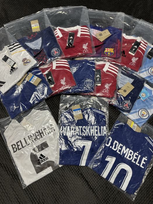 Футбольні форми Ліверпуль, ПСЖ, Барса