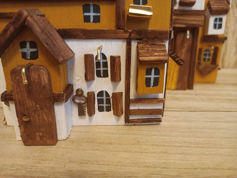 Domki drewniane miodowo białe kamieniczki dekoracja na półke prezent