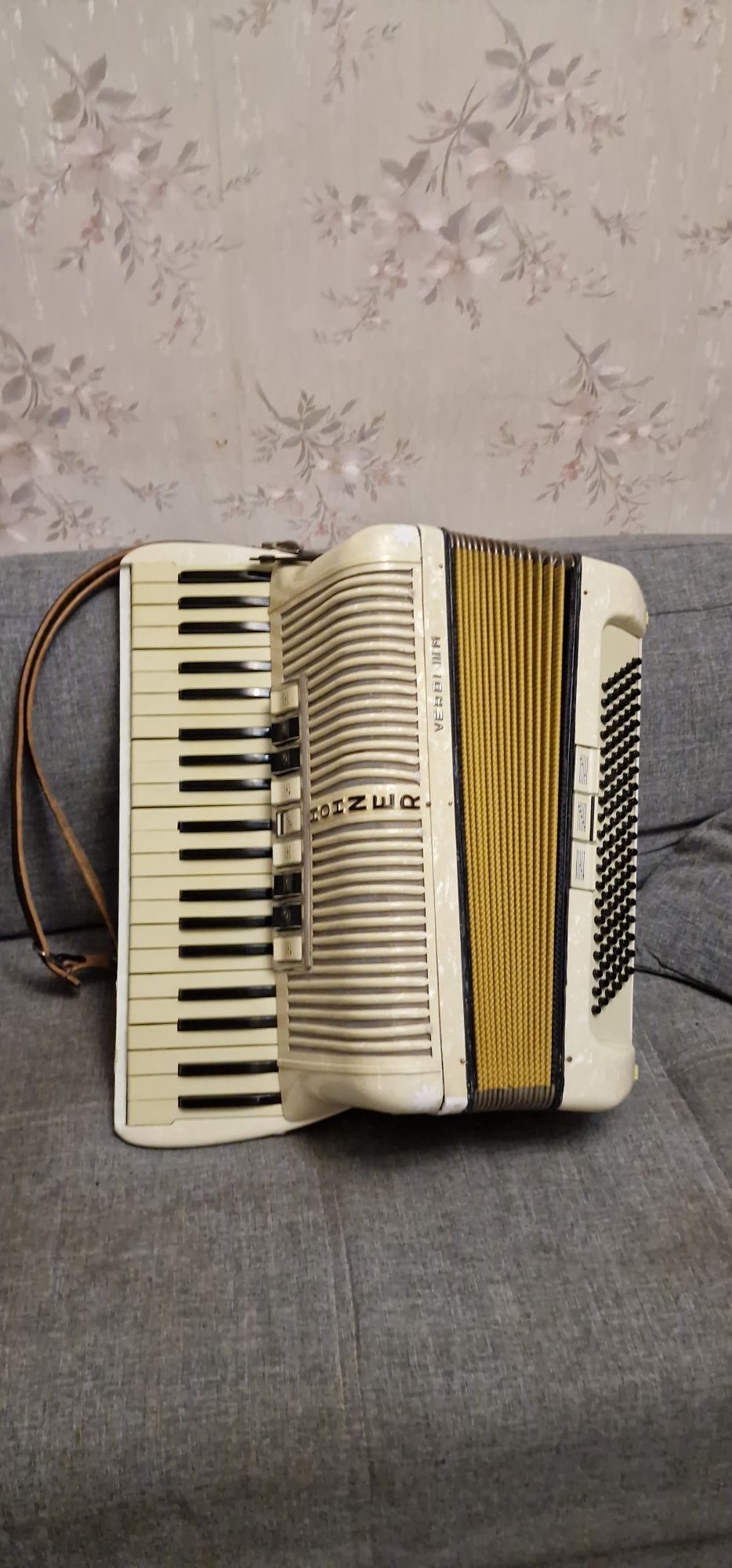 Pięknny akordeon Hohner Verdi III