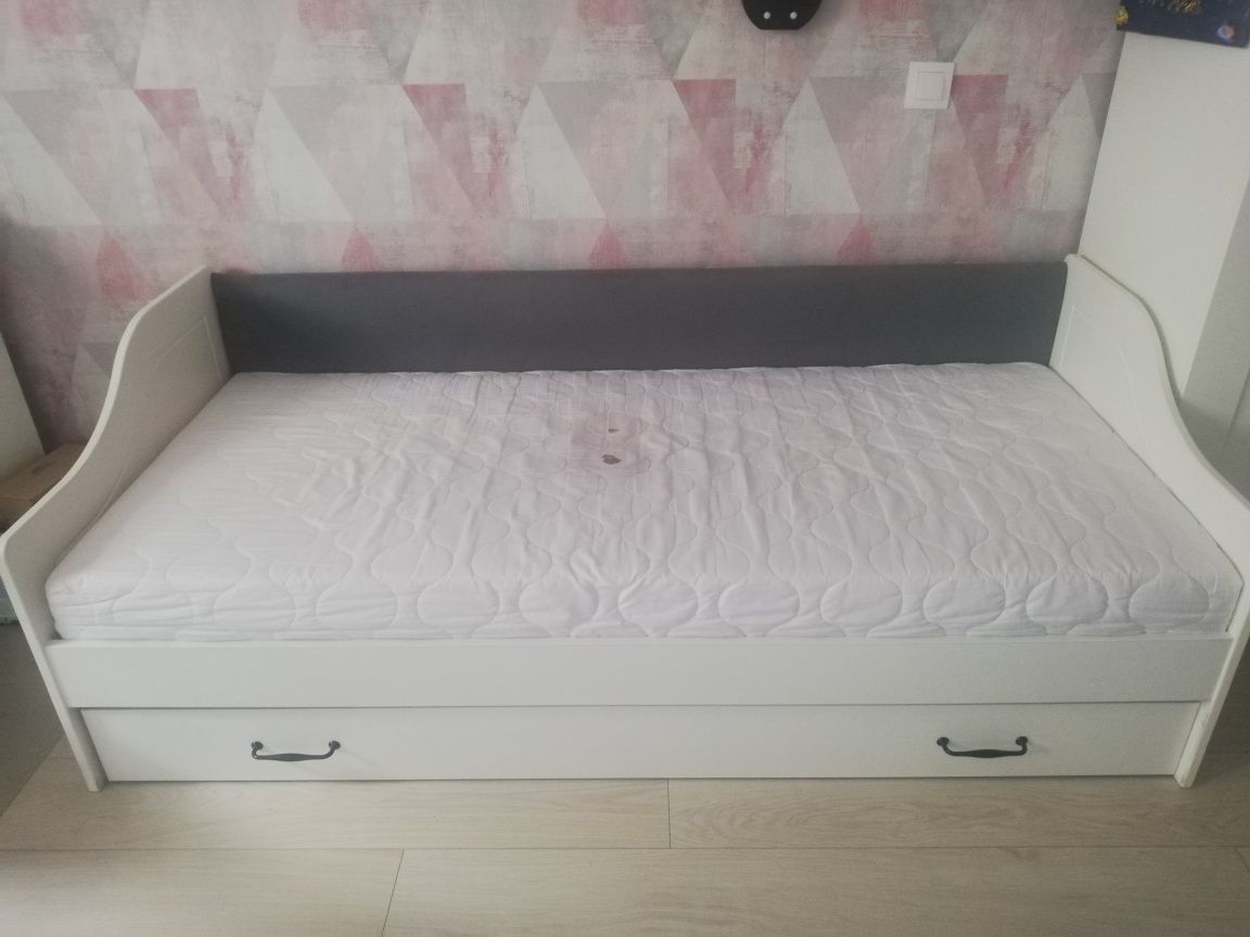 Łóżko białe drewniane dla dziewczynki 185 x 90. Materac, jak Nowe.