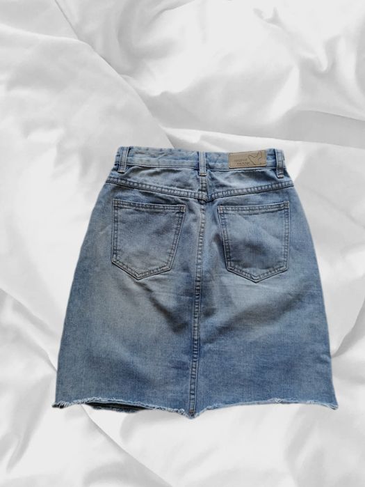 Mini jeansowa spódniczka, z przetarciami, roz. XS