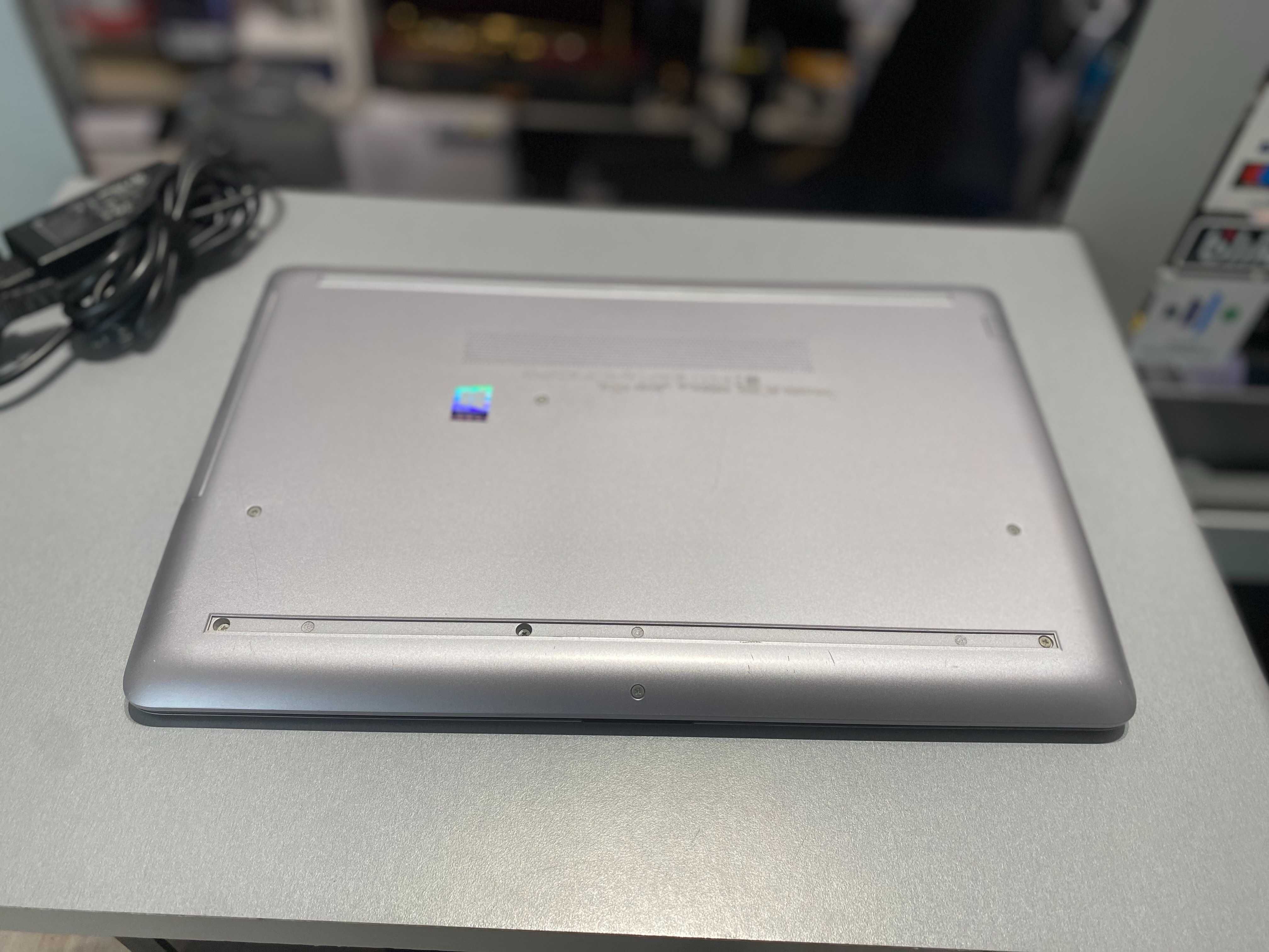 Laptop HP 2D198EA; 15,6" Intel Core i3 8 GB / 256 GB srebrny