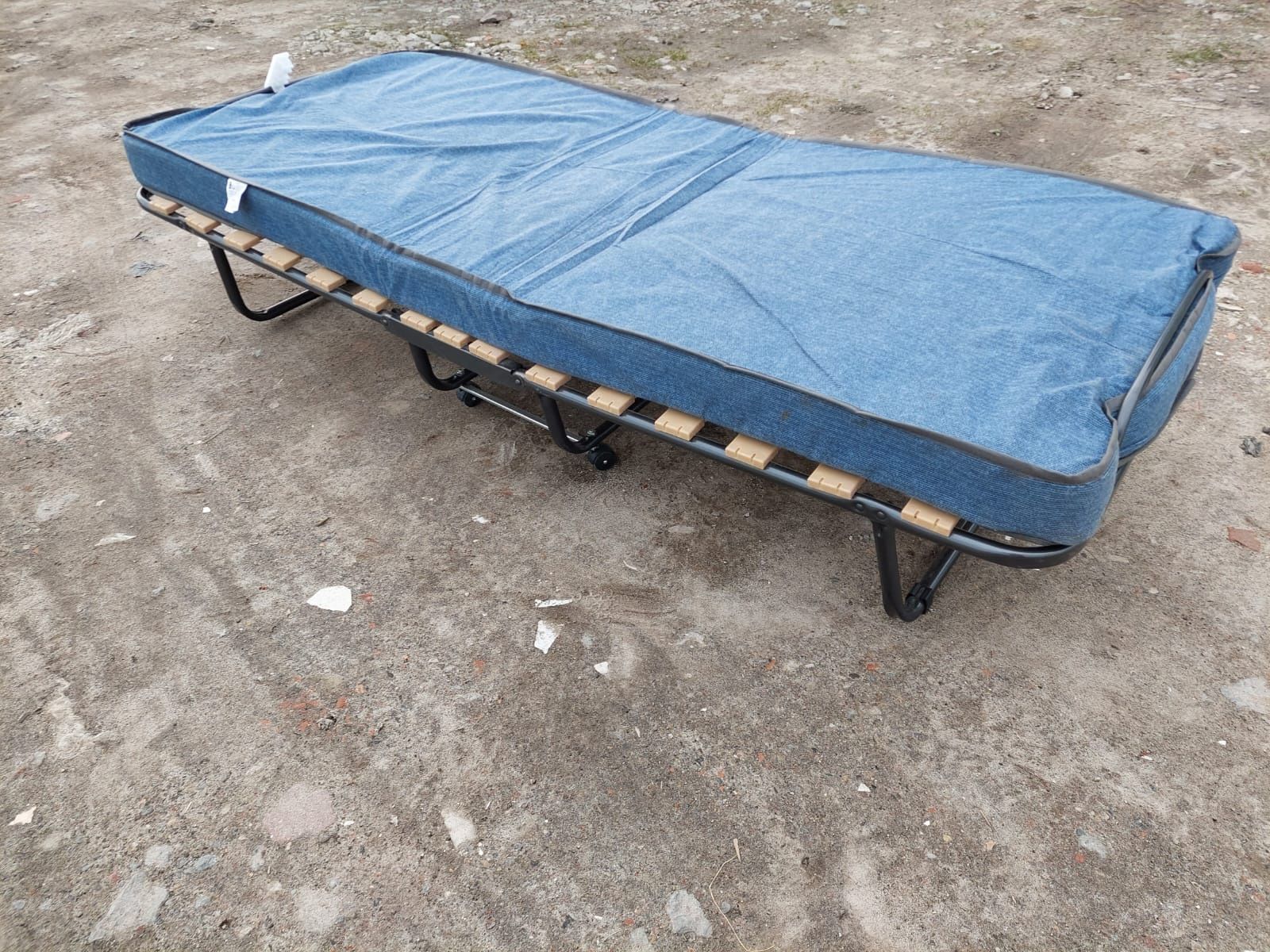 Łóżko z materacem polowe skladane 190 cm x 80 cm  na kółkach