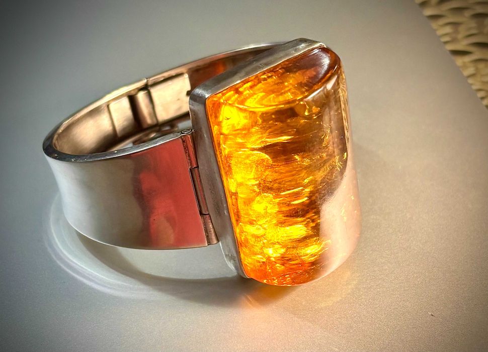 Bransoleta srebrna (925) z dużym bursztynem, r. 19/19,5, waga 53,48 g.