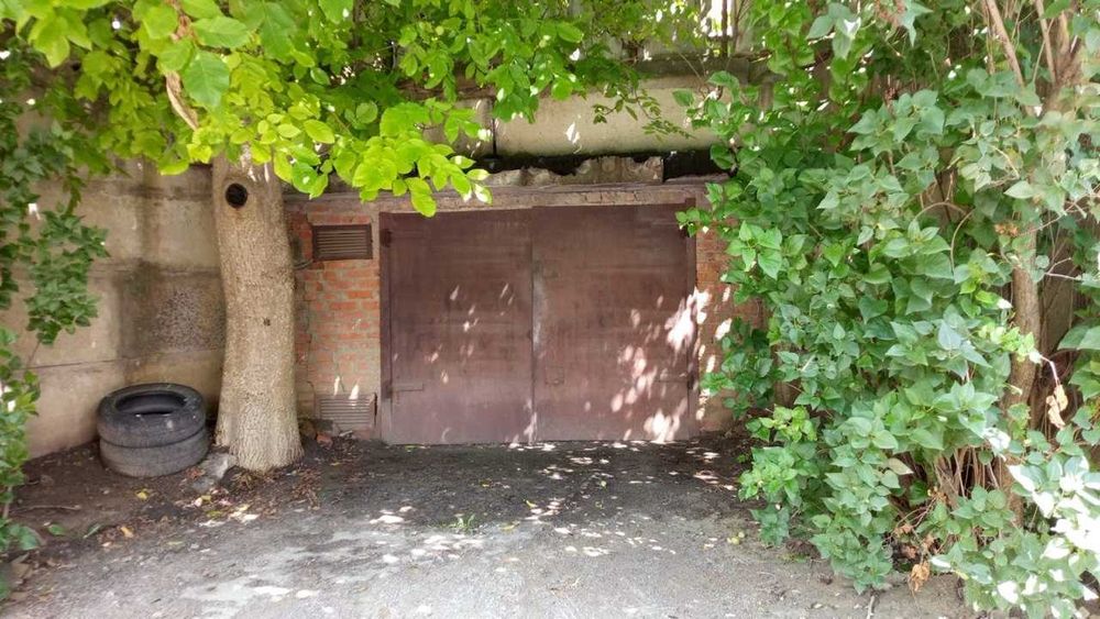 будинок з земельною ділянкою