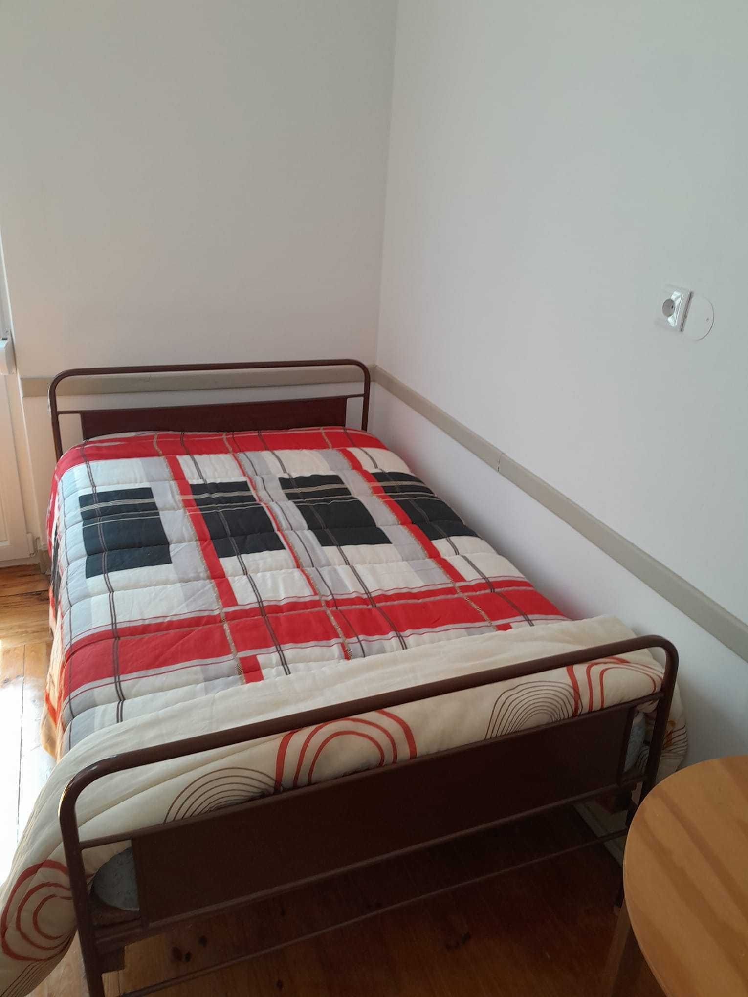 Cama em bom estado com colchão medidas 1, 83 x 1,18
