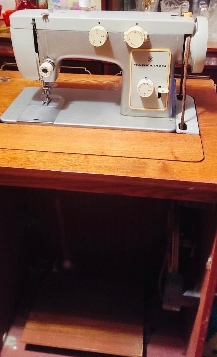 Швейная машинка с ножным приводом Чайка 142М