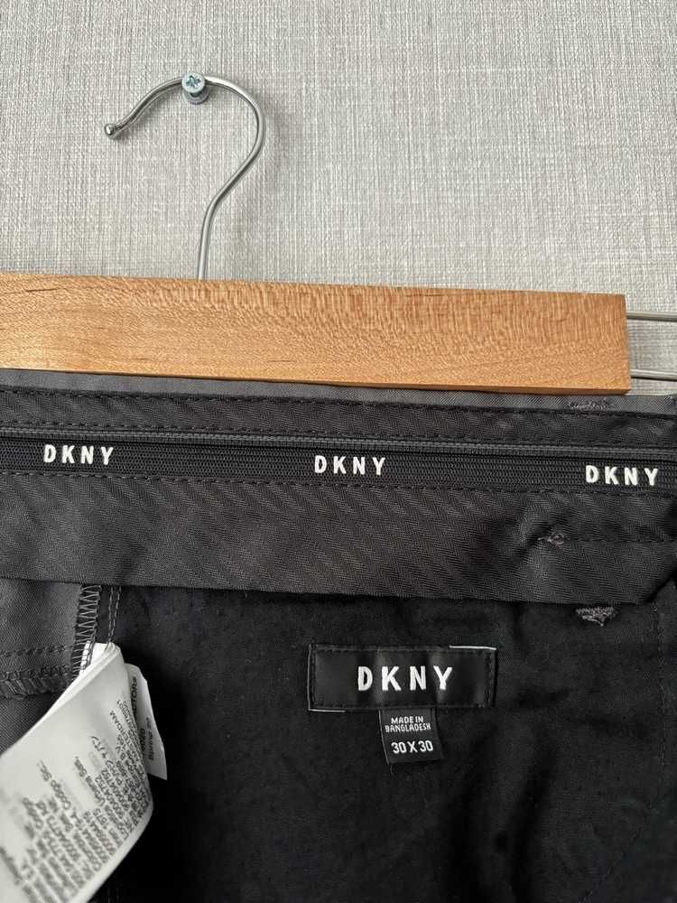 Szare chinosy slim fit klasyczne eleganckie DKNY
