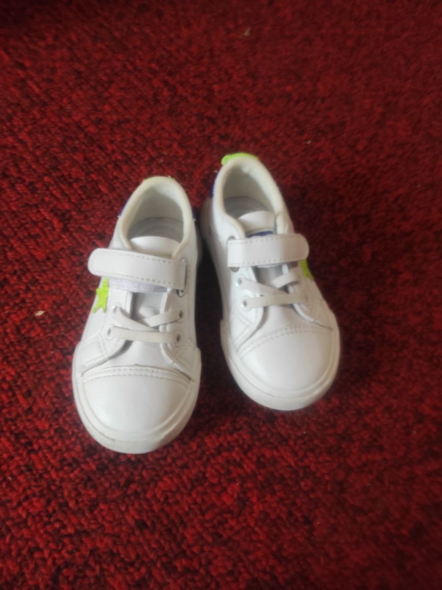 Продажа или обмен детские новые кроссовки белые 25р и темные 25р