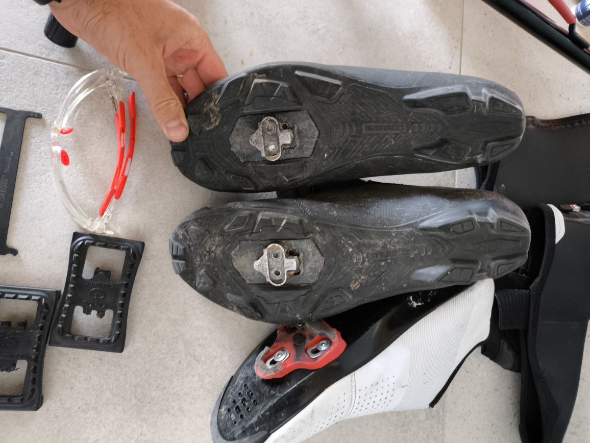 Diverso material de ciclismo