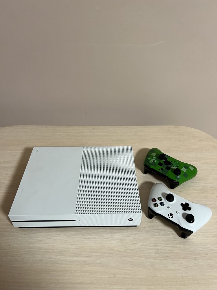 Xbox one s 1TB 2 джойстика