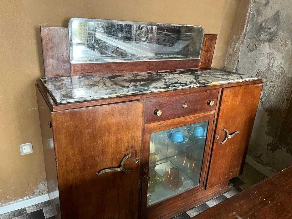 Aparador com tampo de mármore