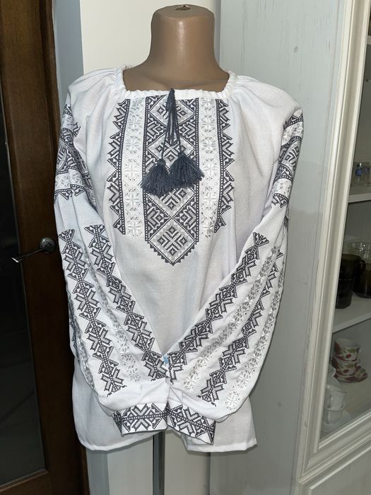 Великий розпродаж платтів і вишиванок