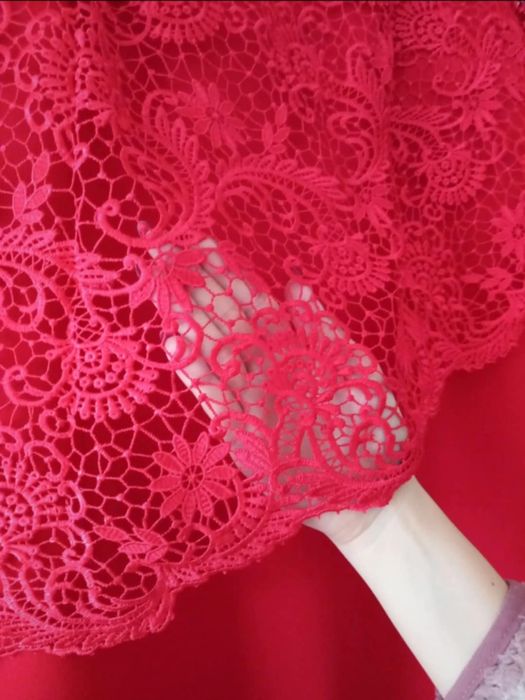 Sukienka z koronką w kolorze czerwonym