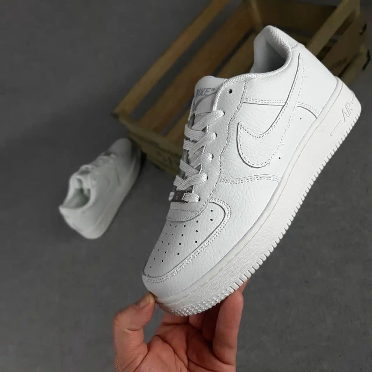 Жіночі кросівки Nike Air Force (білі з тисненням SIN)