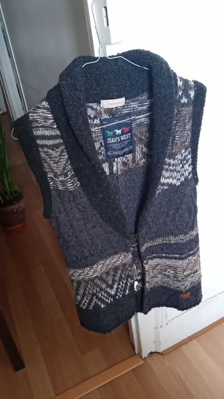 Colete em lã Jean's West. Fecha com um simples "gancho".
