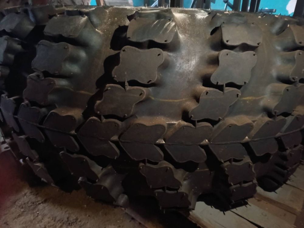 Резина 1300*530-533 ціна за 2 скати один новий інший б/в