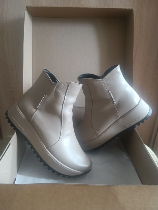 Нові шкіряні демісезонні черевики (р.37).