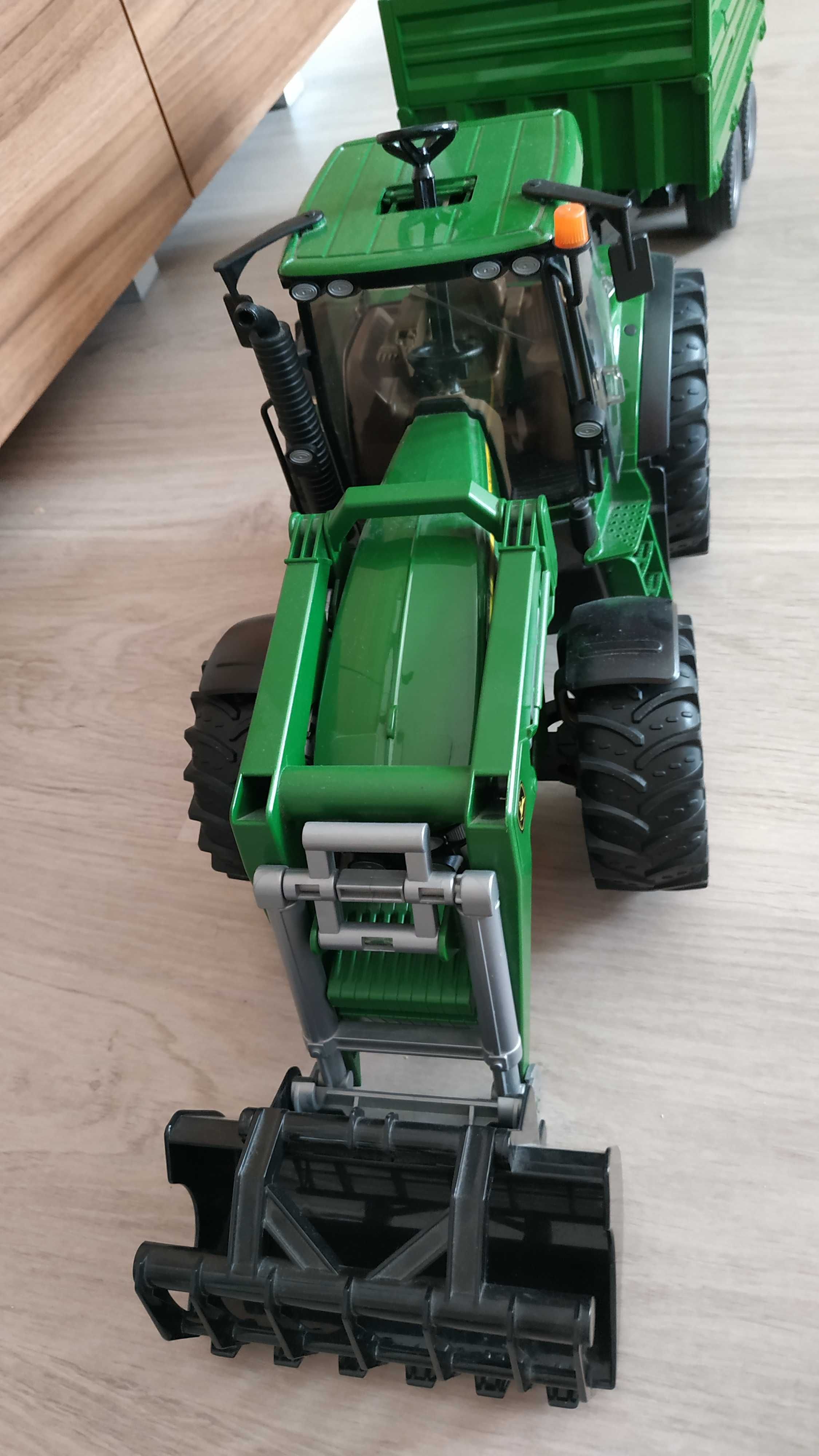 Bruder Traktor John Deere 7930 z ładowarką i przyczepą