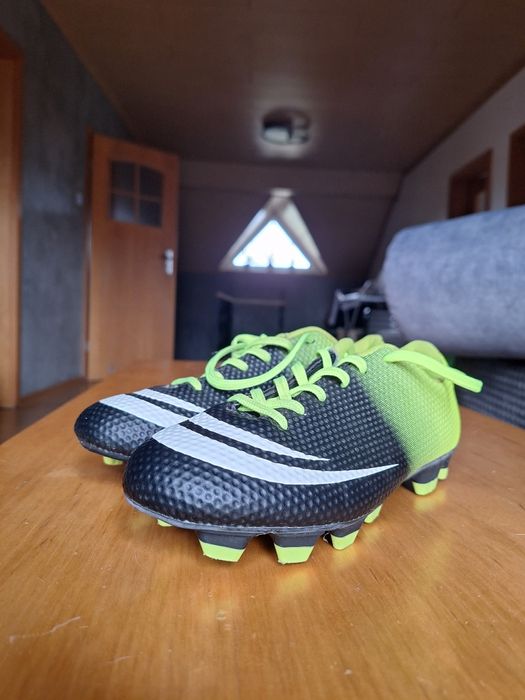 Buty do gry w piłkę nożką/ korki 37