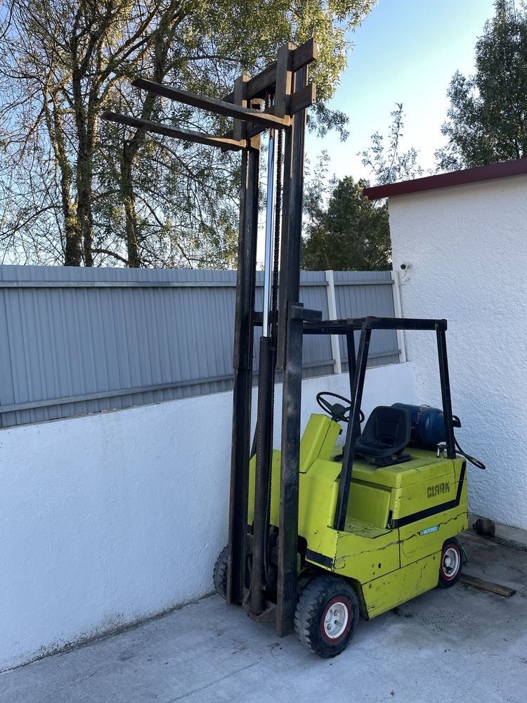 Empilhador a Gás Clark 1.500kg