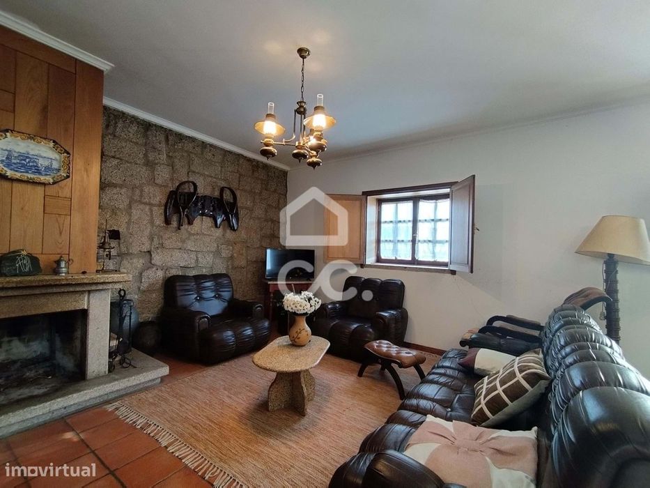 Moradia em pedra, com res do chão e primero andar num vila mediaeval