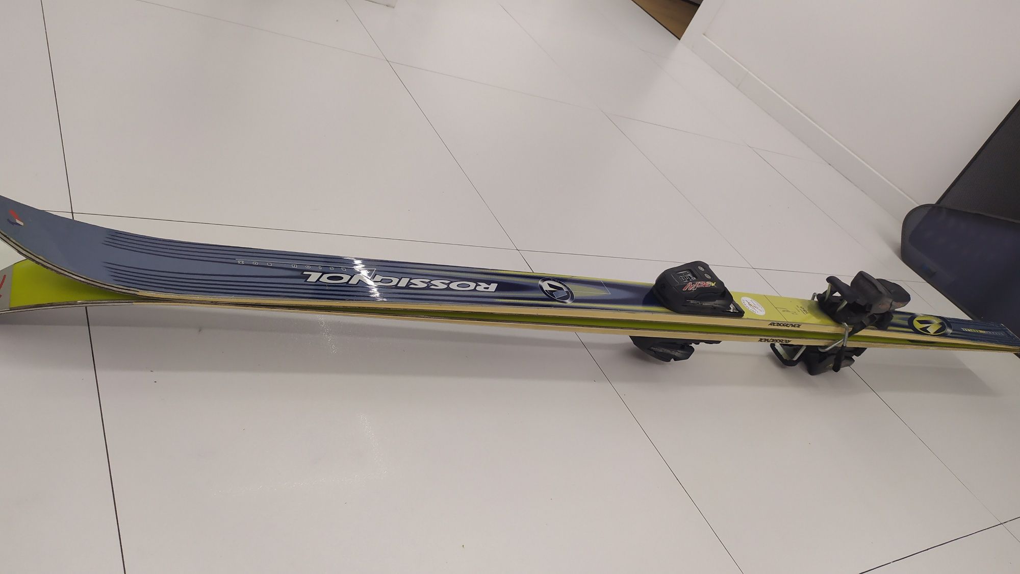 Narty zjazdowe Rossignol 180 z wiązaniami
