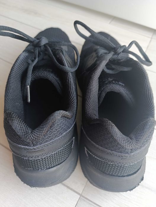 Sapatilhas de homem. Tamanho 45. Fila.