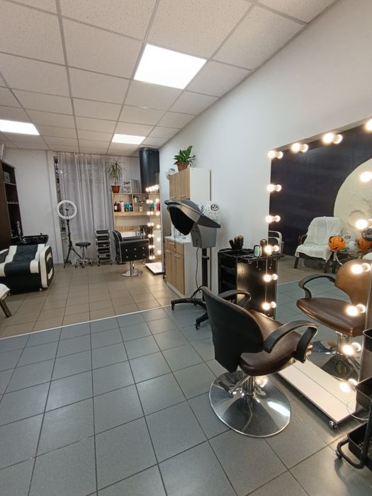 Робоче місце для кератину на площі Маяковского з генератором.