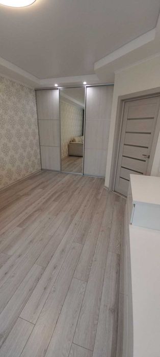 V Продається світла 1-кімнатна квартира в цегляній новобудові