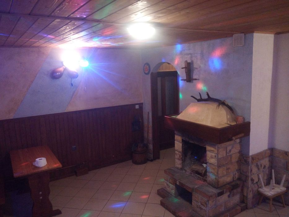 Domek w górach  nad rzeką w lesie weekend wakacje przy szlakach