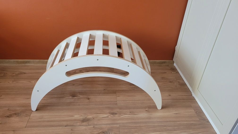 Drewniany bujak montessori że zjeżdżalnią